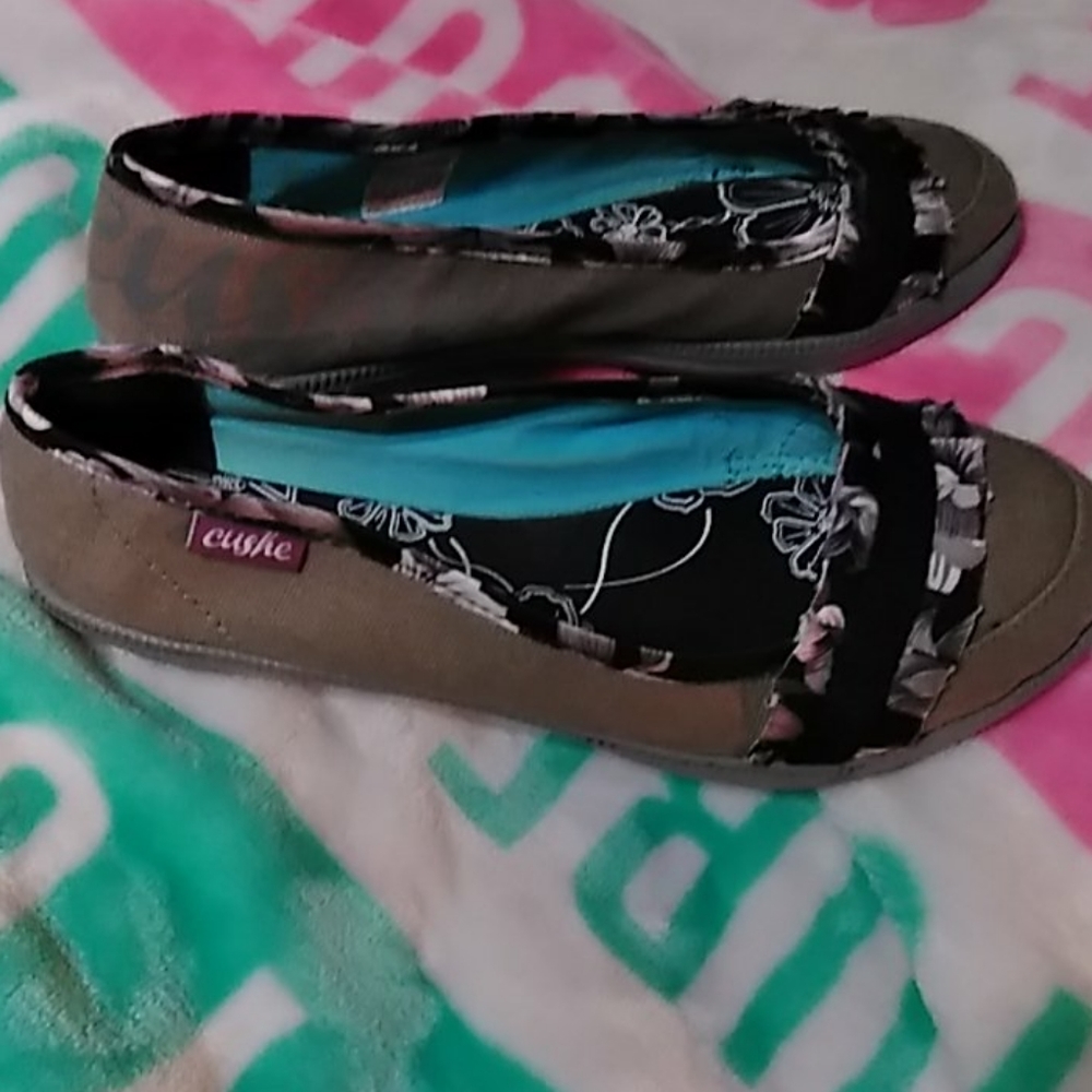 Cushe brand slip on shoes trendy, cute, perfect